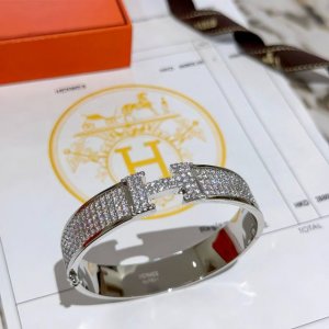 hermes 爱马仕手镯 原版定制 宽版手环 莫桑钻工艺太考验师傅的手艺了 要确保色泽手工制作好 V金高端定制 女神 都爱爱马仕火爆手镯 超精赞 各路女神 明星