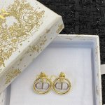 编码E2243 Dior耳钉热销款火爆上新 迪奥圆形白金Cd耳钉 复古高级，略带几分优雅又不失小女人味～
