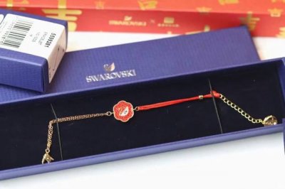 新年到 新年款 Swarovski 花开耀吉 红色天鹅手链 红耀新年！能量满满！万事吉祥 祝 祈愿新年万事吉祥！福禄临门 这款雅致的套装采用花卉图形设计，红色密