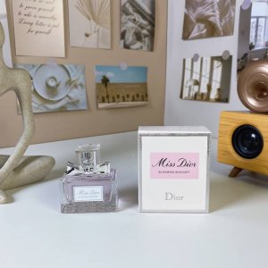 30Ml，专柜Dior迪奥小姐花漾甜心女士淡香水30Ml 香 调 花果香调 前 味 柑橘香调和西西里岛香橙精华 中 味 香气包括牡丹花香调 后 味 广藿香，白麝