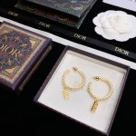 迪家耳环 火爆热销款上新同步专柜独家高端品质实拍图做工细腻完美无瑕疵代购级别重工电镀手工镶钻拿在手上超级有质感简单大方时尚百搭绝不输气质