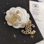 卖疯了小香官网主推爆款精工版小香 最新 Chanel 微镶晶钻镂空水滴晶钻珍珠字母耳钉耳环CaméLia 字母新款水滴珍珠出货 明星同款，原版清晰Logo字印美