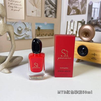明通品质 明通版阿玛尼红色挚爱50Ml香水 18年新香Edp浓香水 Armani Si passione 前调：粉红胡椒、梨、黑醋栗 中调：玫瑰、茉莉、天莽菜