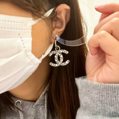 我们出品 认准唯一一家真正购入Zp开发的量大咨询客Fu Ch Nel最新款双C米珠镶钻耳钉 镶嵌施华洛世奇钻，非常闪，非常仙电镀超级无敌难做，每季度的双C Lo