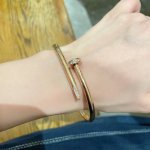Cartier 卡地亚官网最新发布 高品质厚实火爆微镶钻钉子手镯进口精工保色18K白金高端定制顶级工艺 专柜Logo刻字清晰 360度无死角 全新设计 更显精致