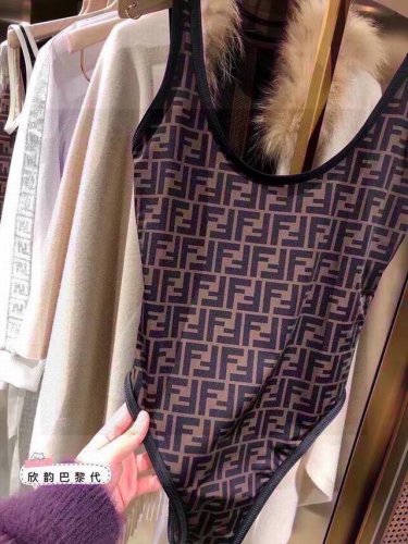 fendi 连体漏背泳衣，满身经典Logo，可以出入各种音乐节，游泳趴或者是度假酒店的游泳池都不违和！Sml