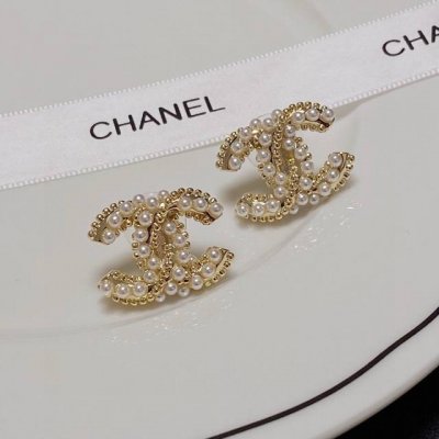 卖疯了太好看了 代购级别 最新款 Chanel 小香 蝴蝶结 珍珠耳钉 非常漂亮 专柜一致黄铜材质 清晰原版Logo字印 纯银针 代购级别 超级无敌百搭Nice