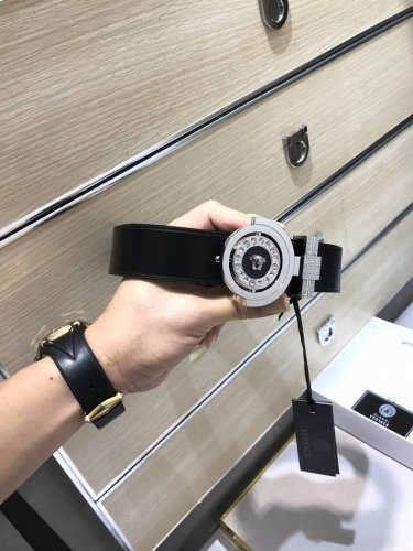 范思哲～专柜同款、实拍专柜官网，尺寸:35 Mm，原版水钻五金 美人头，极富设计美感 ，双面采用进口原版小牛皮，清晰美观，皮质软，手感舒适，档次高。高清实拍品质