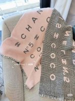 粉色 香奶奶24年新款，Chanel 香奈儿 24Cocochanel系列，张予曦同款围巾，被誉为24年香奶奶最好看的一款，最值得入手的一条，一面千鸟格一面提花