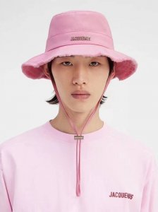 jacquemus 高版渔夫帽必入 百搭色系 旅行外出必备 可调节大小 夏季渔夫帽又悄悄登场了 帽子抽绳设计 可调节大小 头围 标准57Cm