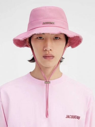 jacquemus 高版渔夫帽必入 百搭色系 旅行外出必备 可调节大小 夏季渔夫帽又悄悄登场了 帽子抽绳设计 可调节大小 头围 标准57Cm