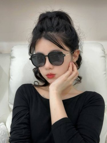 Tr偏光系列 Gucci 经典的方框设计 不挑脸型 无论搭配大衣还是连衣裙都非常显气质尼龙偏光镜片预防紫外线 型号 G2220