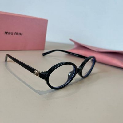 造型利器 Miumiu新款复古小椭圆框墨镜复古小椭圆框。时髦有型 造型利器 镜框和镜腿的设计线条感很强侧面镂空字母Logo增添了精致感