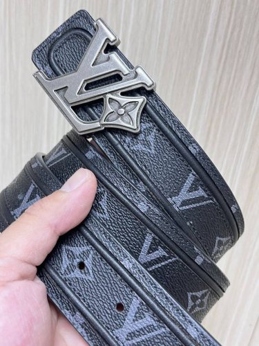 驴牌4.0Mm当季新款 一面进口牛皮 一面进口帆布 搭配精品扣头做工精细 质量保证 顶级