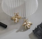 Gucci 专柜同步 蜜蜂耳钉 选几款心仪的首饰来点缀美美的你 上拔草很久 古驰 Gucci 高端定制 原版打造 上身超级好看 非常复古时尚的一款 Gucc简直