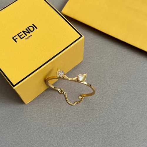 Fendi 芬迪 手镯 高端定制 爆款新款 简单大方 华丽登场 很难见到如此熟悉 素雅的手镯 非常适合日常搭配 宝宝们 这个绝对值得入