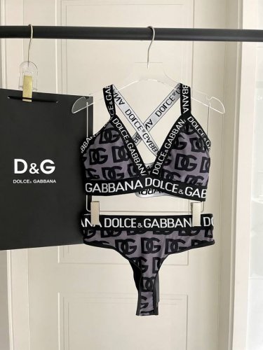 Dg分体比基尼适合多种场景的游泳衣♀海边 游泳池 温泉 水上乐园 漂流都可以内搭也完全可以 连体设计遮肉显高挑 腹部有点肉肉也不影响咱美美的 背面设计大露美背