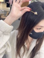 我们出品 Zp4620 量大咨询客Fu Celne 方块珍珠发夹 时尚简约 又很有创意的设计 非常仙 非常柔美 落落大方 颗颗施华洛珍珠+施华洛钻 非常的有质感