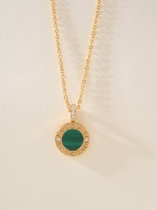 p价 bv双面绿钻钱币项链 双面财富哦哈哈 bb Bvlgari Bvlgari 系列 其设计灵感源自古罗马时期的硬币 这些硬币在外圈刻有罗马皇帝的名字 留出中