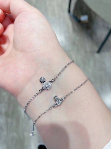 我们出品 量大咨询客Fu Viviennewestwood 一定要入！太绝美了宝宝，什么是快乐星球，来，这就是快乐星球！绝美限定搪瓷珐琅珍珠项链！重磅推荐，一定