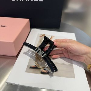 配包装盒 Miumiu新款字母抓夹，简单优雅，实用百搭，值得入手！
