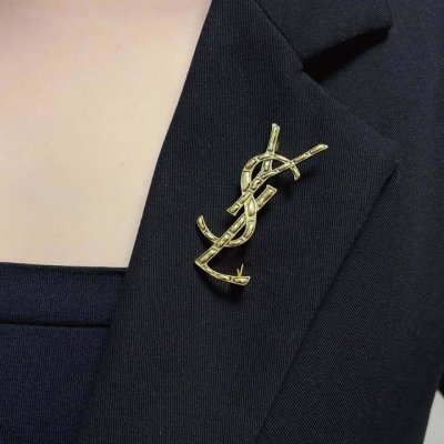 ysl圣罗兰专柜新款同步复古木纹理胸针 是最懂女人的饰物 那些倾注了全部心血去做自己的女人 往往更珍惜胸针的意义 圣罗兰女士把胸针别在帽子上 并告诉那些模仿她的