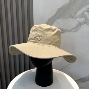 miumiu缪缪新款渔夫帽 ｜大帽檐 ～加大遮阳范围 品质细节都好到位 ～ 帽子一直都是日常搭配中离不开的单品，万年不过时的渔夫帽，此款Miu家的 一直都备受大