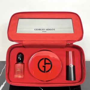 高品质/300 阿玛尼皮包彩妆3件套。 62U801编码！阿玛尼皮包挚爱彩妆三件套内含：阿玛尼正装气垫2号，阿玛尼挚爱口红400#，阿玛尼小样挚爱香水7Ml