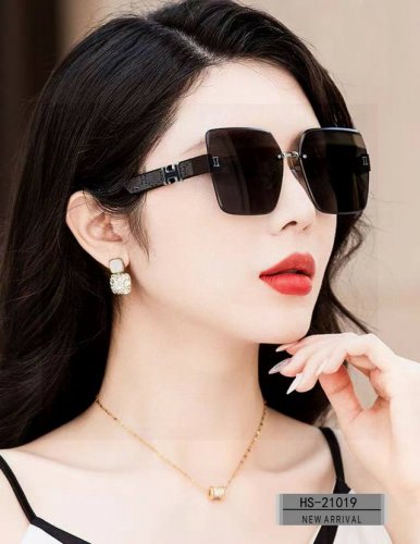 爱马仕-Hermes . 宝丽来树脂偏光镜片 . Tr90镜架轻便佩戴舒适 . Size：59-13-147， . 新款太阳镜减轻强光负担，遮挡有害光线防辐射，