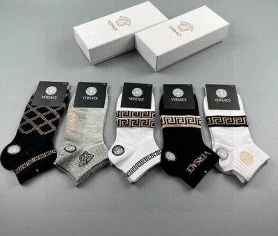特 Versace 范思哲新品男款袜子 一盒五双 纯棉材质织造，超柔软舒适，提花经典美人头字母，完全彰显该品牌男士的低调奢华风格，Ins超火爆小单品，大牌出街，