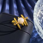 tfn蒂芙妮Tiffany欧美时尚轻奢镶钻箭头十字架珍珠戒指 黄铜材料 黄金色 重约5.2G