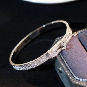 P310 品牌经典手袋子配备的旋扣，化生为标志性的珠宝作品。爱*仕Kelly满钻手镯尽显珠宝奢华，可以说是相当富贵了。手镯尺寸17号。 Kelly手镯吖～还是满