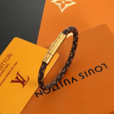 情侣款 Lv Circle 可逆手绳以标志性的单字帆布和金色金属树干螺柱为特征，向路易威登的历史致敬。光滑精致的小牛皮，以及金属扣，创造了一个抛光的外观。17，
