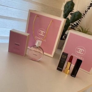 专柜品质 情人节礼物下单备注:香奈儿粉红佳人套盒 丝芙兰专柜渠道 口红香水的组合 将耀眼和幸福完美糅合在一起 50Ml粉邂逅香水 3.5G口红58#