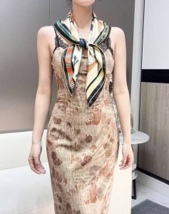 马术密匙 90方巾-24早春新品 Hermes 手工卷边斜纹真丝方巾 100%桑蚕丝 这款爱马仕点睛配饰可以多种方式佩戴 与任何服饰皆搭配得宜 无论系绕颈间 或