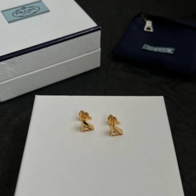 Prada 普拉达 三角形 耳钉 爆款新品 精致耐看 华丽登场，整体细节非常令人惊喜，典雅而时尚，突显法式高雅气息。