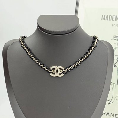 香奈儿项链热销爆上新 Chan 25 金色满钻双Ｃ黑色水晶Choker 黑色水晶缠绕链条，视觉上很像皮穿链 设计新颖非常有特色！！酷飒黑金可甜可酷 搭配满钻双C