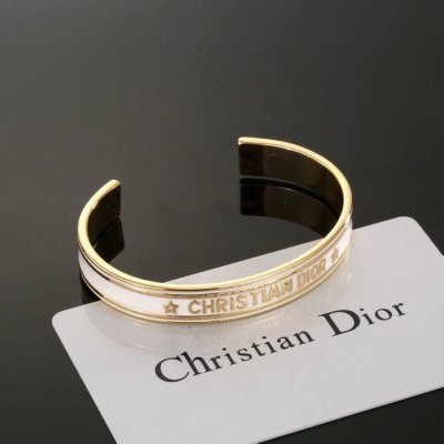 迪奥Dior新品貌美开口手镯可盐可甜Cd新款镯子叠带任何款式也是绝绝紫 Dior这个新款镯子是最近新入的 比较简单大气白金配色超级显白可以和自己的手链啊手镯啊叠