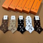 特 Louis Vuitton 路易威登驴家经典袜子 一盒五双 提花驴家经典Logo 纯棉材质制造 透气舒适 超级Nice超火爆小单品 大牌出街 潮人必备超好搭