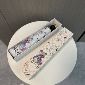 蔻驰 Coach 涂鸦 夏季新款 全自动折叠晴雨伞 黑色涂层防晒有效阻隔紫外线99% Upf 50 所以能起到伞下体感降温的效果 有效隔热 高效防晒 一把搞定