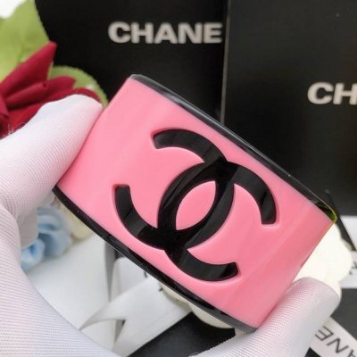 编号Xsz0002 Ch*Nel最新款树脂手镯粉红色 一致Zp黄铜材质