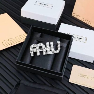 miu Miu 字母发夹最适合日常搭配～ Miumiu缪缪 满钻 Bling Bling原版黄铜五金点缀晶钻 个性复古又不失奢华又有女人的性感魅力 必入！