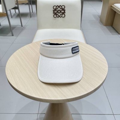 Miu Miu缪缪新款空顶帽 看一眼就会爱上的遮阳帽，夏天的你需要一顶与众不同的帽子去眼压群芳，这款气质空顶帽就很适合！