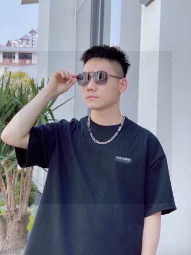 新款品牌：卡地亚Cartier原单品质男士女士同款偏光太阳镜 材质：高清尼龙镜片、金属合金Logo镜腿。看细节就知道大师手工制作设计，做工精致，高端大气，适合男