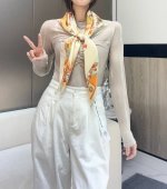 2025年春款真丝爱马仕 皮靴上的故事 尺寸 材质:90方巾 桑蚕丝3设计师:凯琳娜 布朗柯维兹 4 设计灵感:画面以牛仔靴元素为主题，演绎传统的对称构图，靴子
