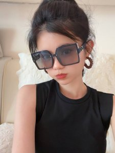 芬迪 2025开春新款 潮流爆款 时尚方框偏光太阳镜 高品质 佩戴舒适 网红潮款墨镜 女士高清偏光太阳镜 高品质镜框 型号 Fd1772