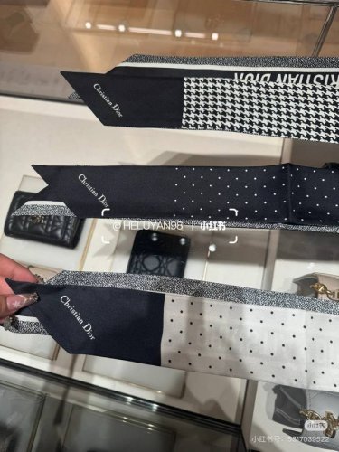 Dior迪奥Twilly丝巾，波点黑色 款式经典，造型修长，两端尖角设计，背面饰以对比鲜明的Christian Dior标志条形图案。 上身效果非常赞！随意一搭
