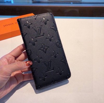 路易威登官网同款 荔枝纹压花皮套 Lv手机套手机壳 型号 为了不出现报错型号 请打开本机查看手机设置显示的型号 iphone16系列更新 iphone16pro