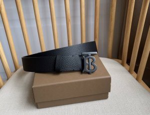 新款 Burberry 巴宝莉专柜同步上新 意大利制腰带 精选光滑皮革与粒纹皮革腰带 饰牌搭扣装饰镀钯金品牌专属标识图案 宽:3.5Cm 经典商务腰带休闲男士首