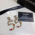 Zp打版 小香 Chanel 5字耳钉 优雅大方精工设计 雕刻 非常修饰脸型 青春活力 一眼就被这款吸引了 非常漂亮的颜色搭配 时尚又俏皮
